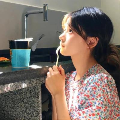 新生代小生被曝新恋情浮出水面，前后半年高档私房菜馆画面流出
